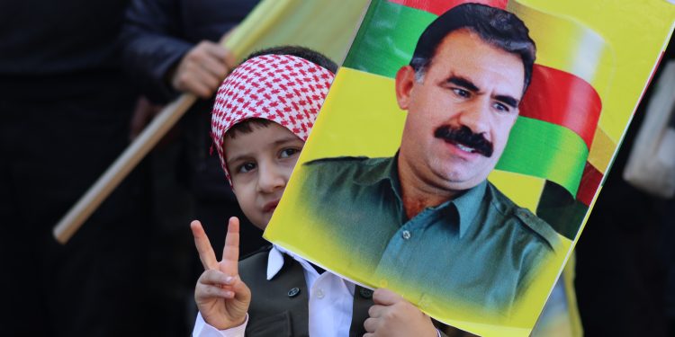 Çend wêne ji meşa li dijî komploya navnetewî li bajarê Qamişlo, bi kamîreya Hemza Sêvo