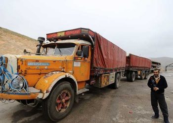 Qedexekirin derbasbûna kamyonên biyanî ji bo xaka Sûriyê