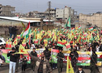 Gelê Dêrik û Qamişlo ji bo parastina destkeftiyên Şoreşa Rojava meş lidarxistin