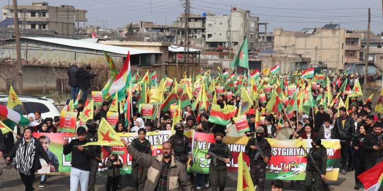 Gelê Dêrik û Qamişlo ji bo parastina destkeftiyên Şoreşa Rojava meş lidarxistin