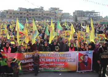 Li dijî Kompiloya Navneteweyî şêniyên Derikê meşeke girseyî li dar xist