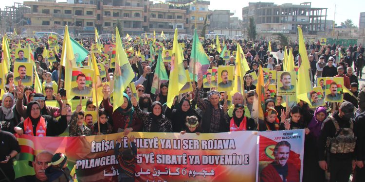 Li dijî Kompiloya Navneteweyî şêniyên Derikê meşeke girseyî li dar xist
