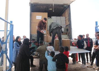 Çar kamyonên ku alîkariya mirovî hildigirtin gihiştin Rojava