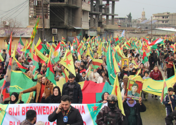 Gelê Dêrikê ji bo parastina destkeftiyên Şorşa Rojava meşek li dar xistin