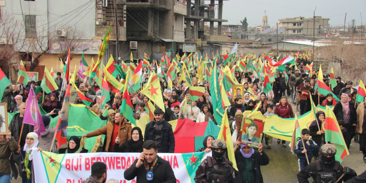Gelê Dêrikê ji bo parastina destkeftiyên Şorşa Rojava meşek li dar xistin
