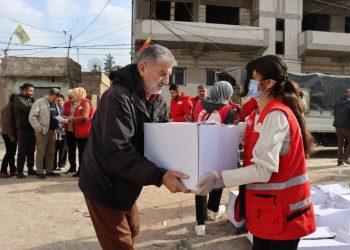 Heyva Sor a Kurd selikên xwarinê li koçberan belav dike