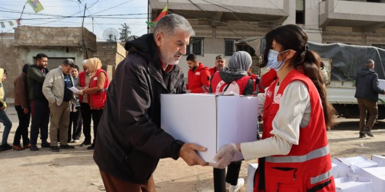 Heyva Sor a Kurd selikên xwarinê li koçberan belav dike