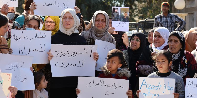 ‘Divê hikumeta demkî bazarê li ser Kurd û şervanan neke’