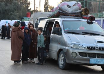 Karwanê yekemîn ji koçberên Efrînê berê xwe dan bajarê Efrînê