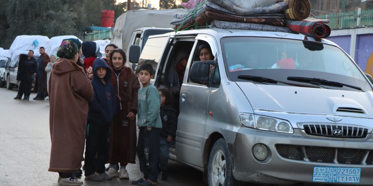 Karwanê yekemîn ji koçberên Efrînê berê xwe dan bajarê Efrînê