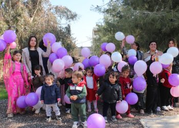 Kongra Star balonê Jin Jiyan Azadî li zarokan belav kir