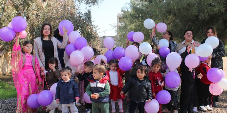 Kongra Star balonê Jin Jiyan Azadî li zarokan belav kir