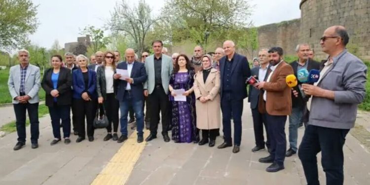 Encamnameya Konferansa “Kurdên Bakur yekîtiya xwe ya neteweyî nîqaş dikin”