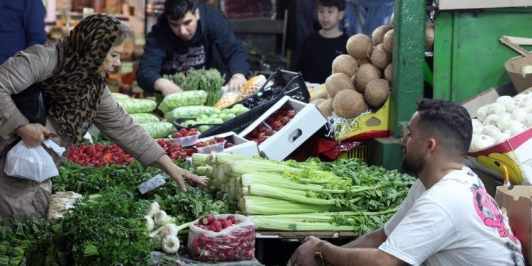 Li Îranê ji ber rewşa şer gelek karker ji karên xwe hatin sekinandin