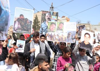 Li Qamişlo malbatên dîlgîrtiyan daxwaza zarokên xwe dikin