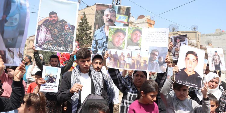 Li Qamişlo malbatên dîlgîrtiyan daxwaza zarokên xwe dikin