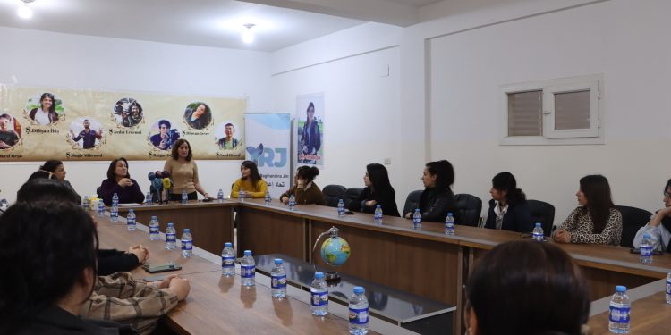YRJ’ê bi boneya roja Rojnamegeriya Kurdî simînerek li dar xist