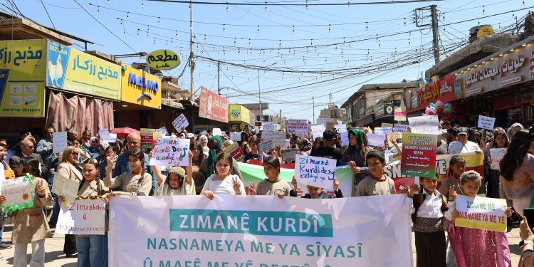 Ji bo fermîkirina zimanê Kurdî di destûra Sûriyê de meş hat lidarxistin