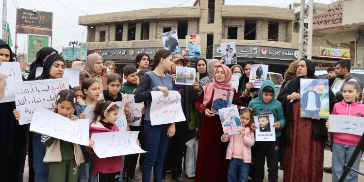 Malbatên dîlgirtiyan daxwaza berdana zarokên xwe dikin
