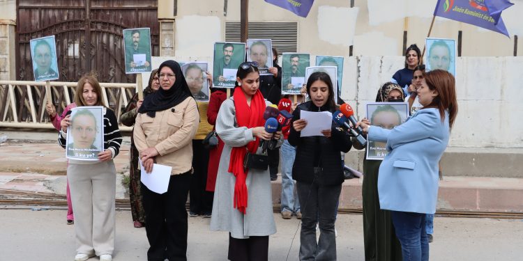 Jinên Komunîst ên Şoreşger ji bo du rojnamevanên windayî daxuyanîk dan