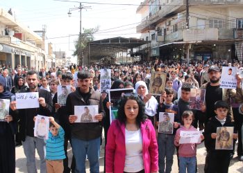 Malbatên dîlgirtiyan Ji bo çarenûsa zarokên xwe çalakî li darxistin