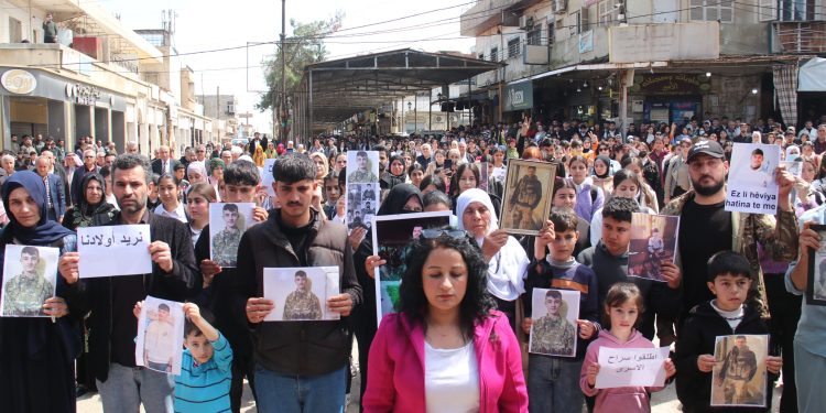 Malbatên dîlgirtiyan Ji bo çarenûsa zarokên xwe çalakî li darxistin