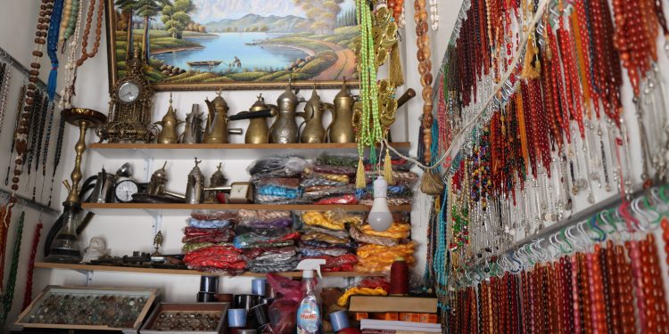 Kalemêrekî 70 salî bi çêkirina tizbiyan hunereke kevnar diparêze