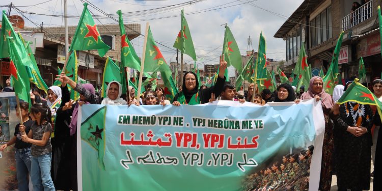 Kongra Star ji bo piştgiriya YPJ’ê meşek li dar xist