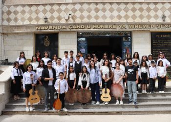 Orkestra Zarokên Rojava bi boneya roja zimanê Kurdî çalakiyeke hunerî li dar xist