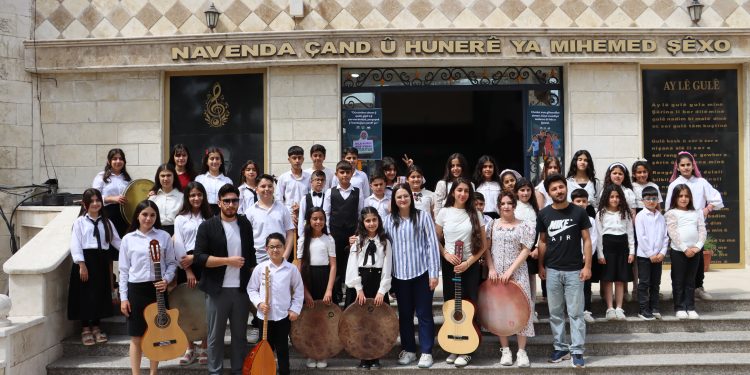 Orkestra Zarokên Rojava bi boneya roja zimanê Kurdî çalakiyeke hunerî li dar xist