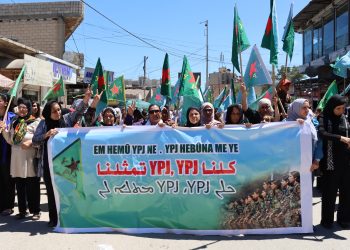 Ji bo piştgiriya YPJ’ê meşeke girseyî li Qamişlo hat lidarxistin