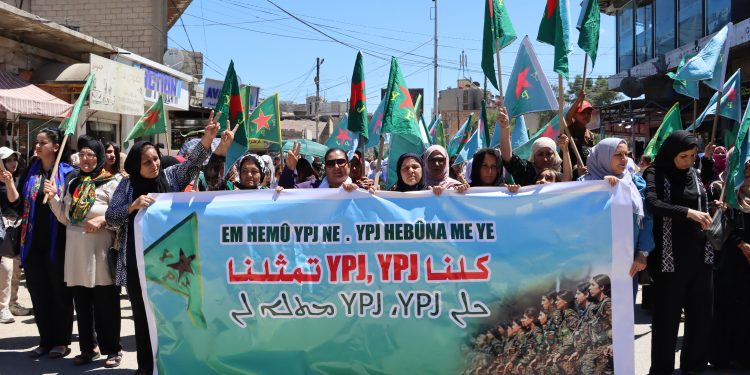 Ji bo piştgiriya YPJ’ê meşeke girseyî li Qamişlo hat lidarxistin