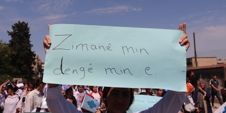 ‘Maf ne di axaftina bi zimanê dayikê de ye, lê di fermîkirina wê de ye’