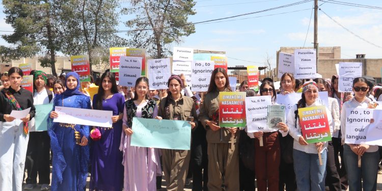 Bi boneya Roja Zimanê Kurdî li bajarê Dêrikê meşek hat lidarxistin