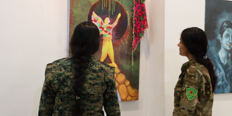 Ji bo piştgiriya YPJ’ê, Tevgera Hîlala Zêrîn çalakiyeke hunerî lidar xist