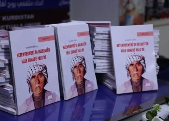 Jina ciwan ku di temenê xwe yê biçûk de pirtûkek îmze kir  