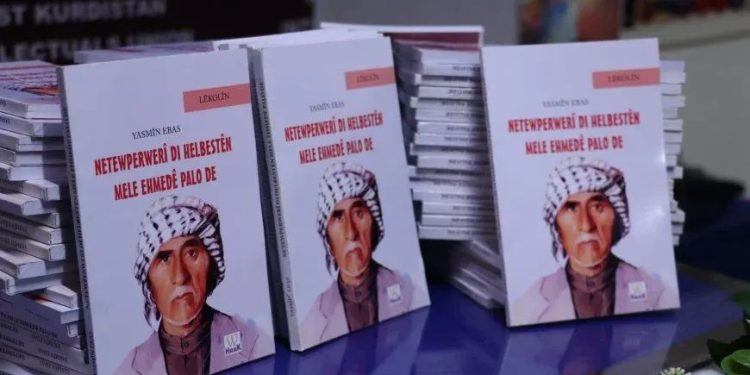 Jina ciwan ku di temenê xwe yê biçûk de pirtûkek îmze kir