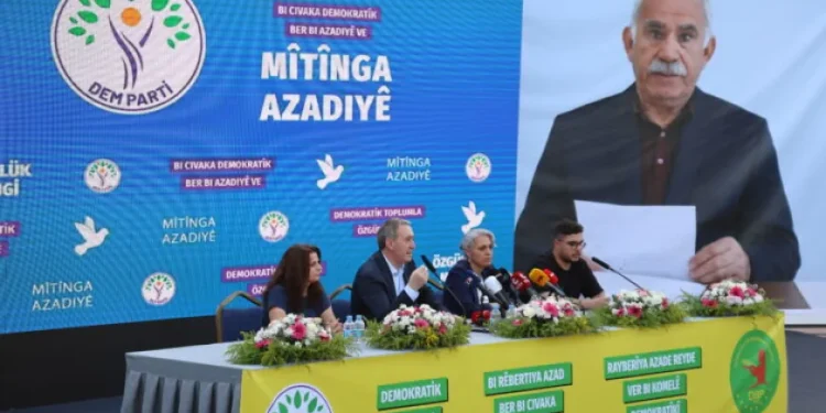 ‘Ji bo mîmarê sereke û sermuzakerevanê aştiyê mîtînga azadiyê’