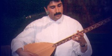 TEV-Çand bi daxuyaniyekê şehateta hunermendê Kurd Hozan Serhed bi bîr anî