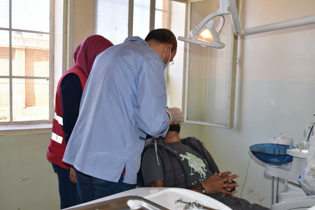 هل يمكن لثلاث أطباء أسنان معالجة عشرات الآلاف من المهجرين؟؟
