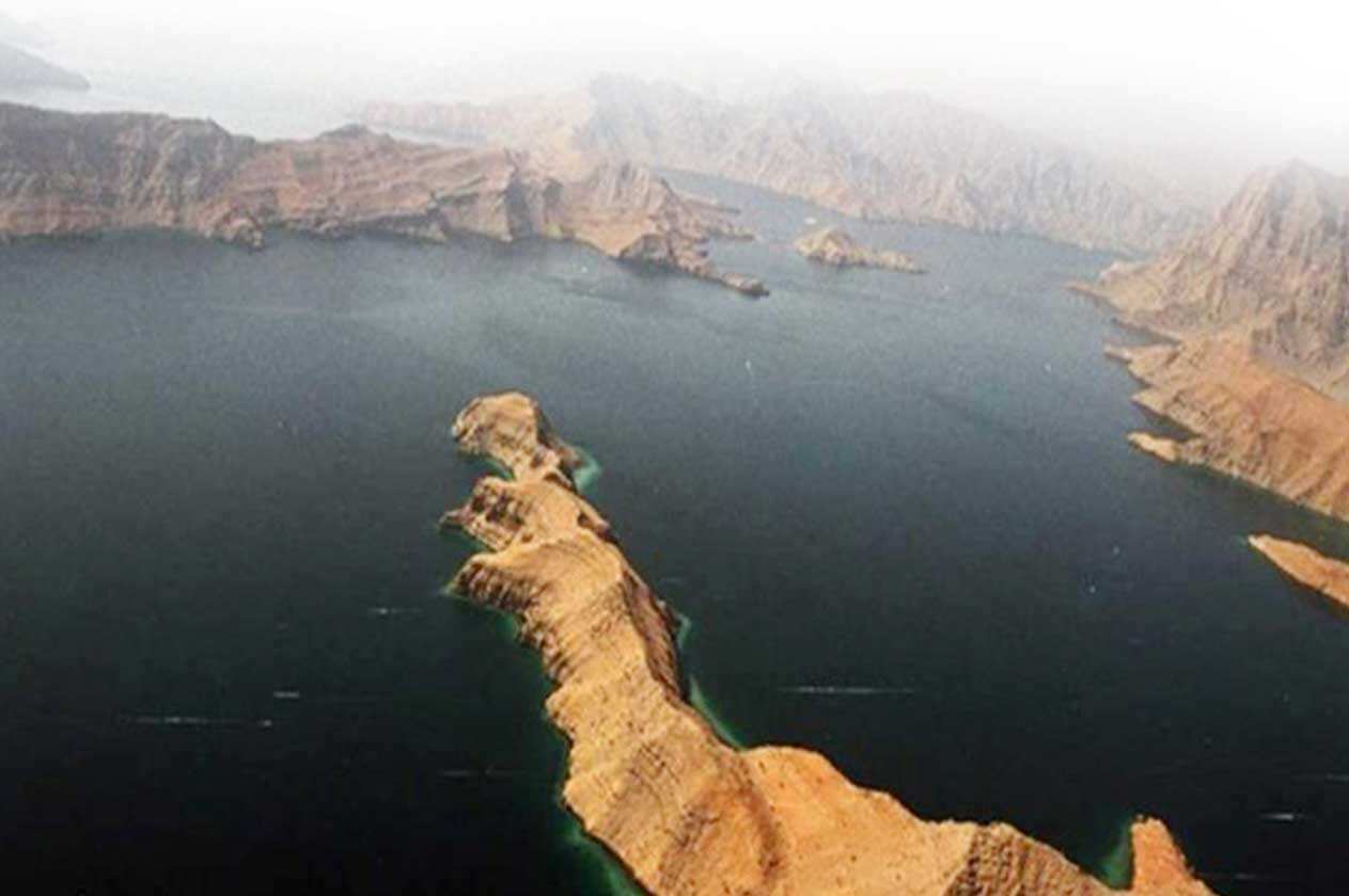 إغلاق مضيق هرمز إعلان حرب أم بداية سلام