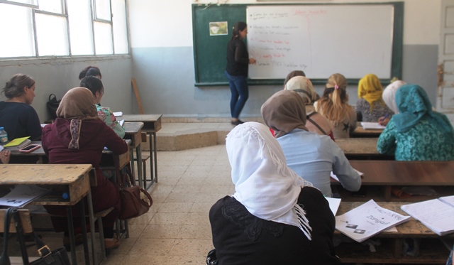يواظب المعلمون/ات على متابعة دورتهم الصيفية بروح حماسية