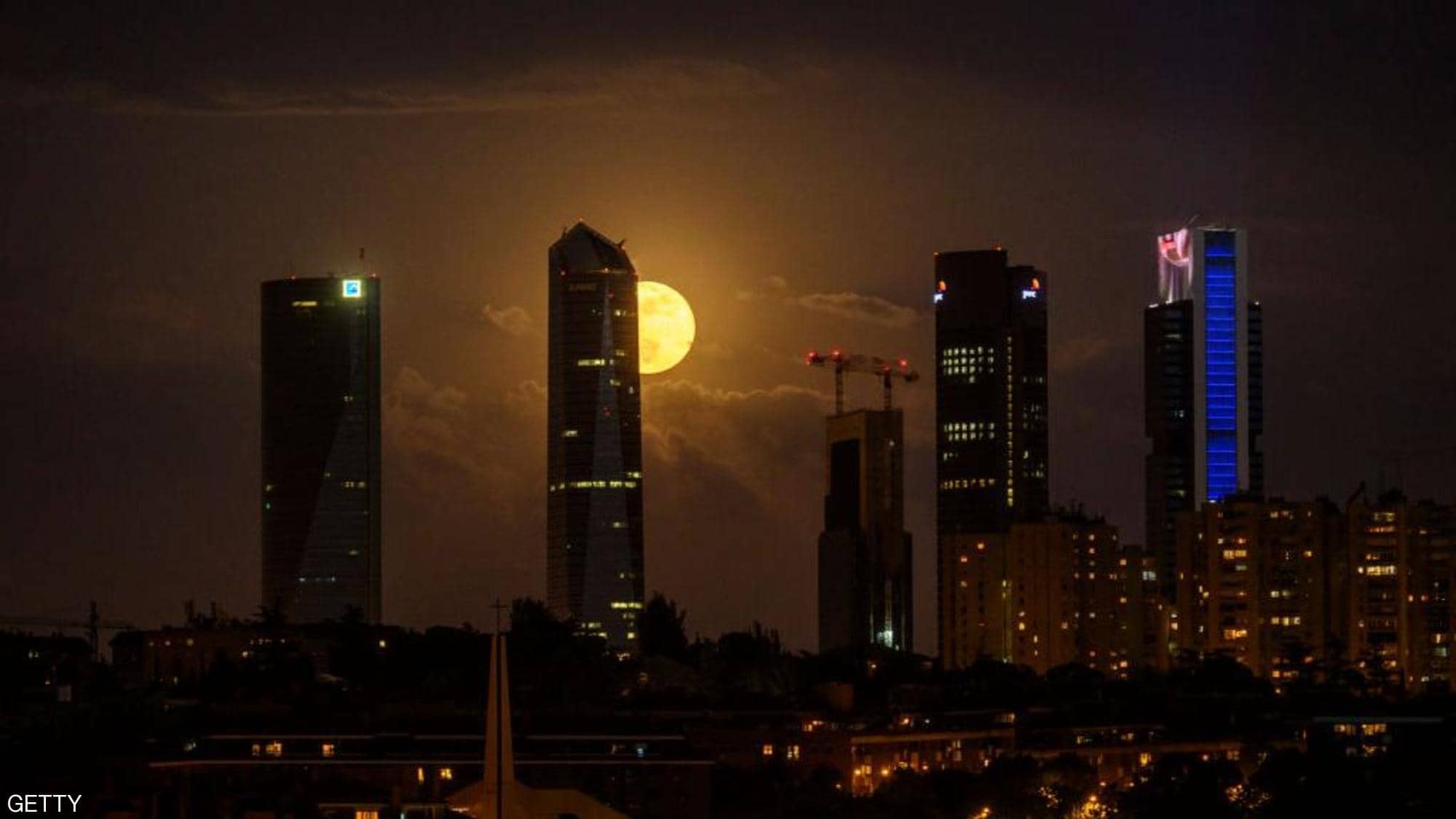 “القمر العملاق” يودع عام كورونا