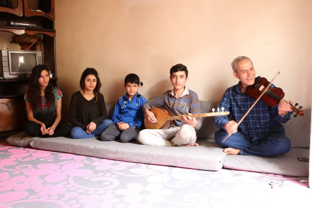 فنان ينمي مواهب أبنائه في فترة حظر التجوال