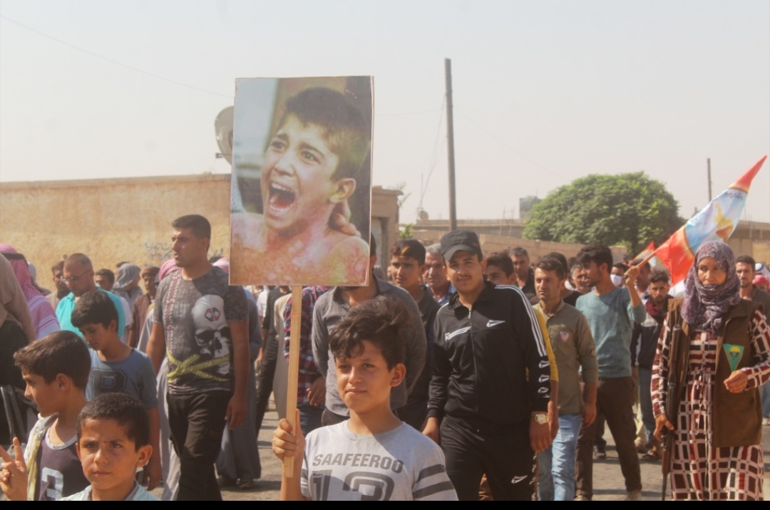 مظاهرة بعين عيسى تطالب بإخراج الاحتلال التركي من الأراضي السورية وإدانة جرائمه