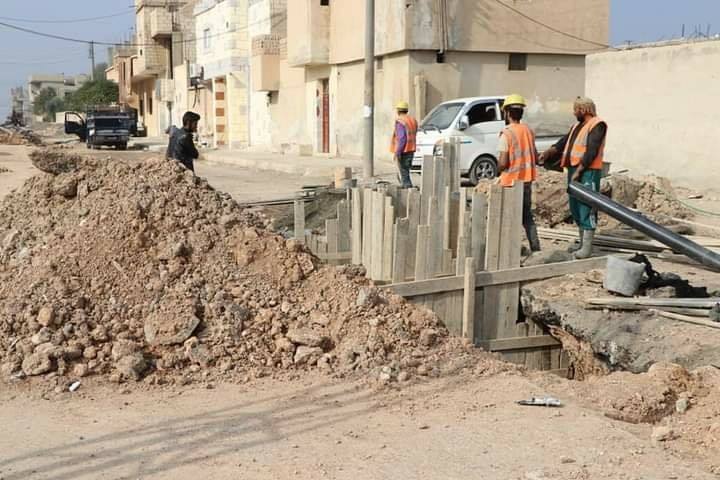 بلدية الشعب في الطبقة تحل مشكلة الصرف الصحي بأربعة مواقع