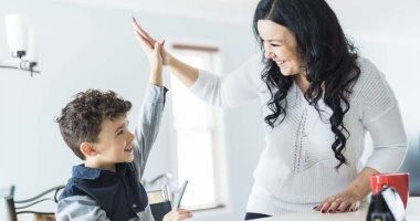 التفكير الإيجابي للآباء يمهد لأطفالهم طريق النجاح في الحياة