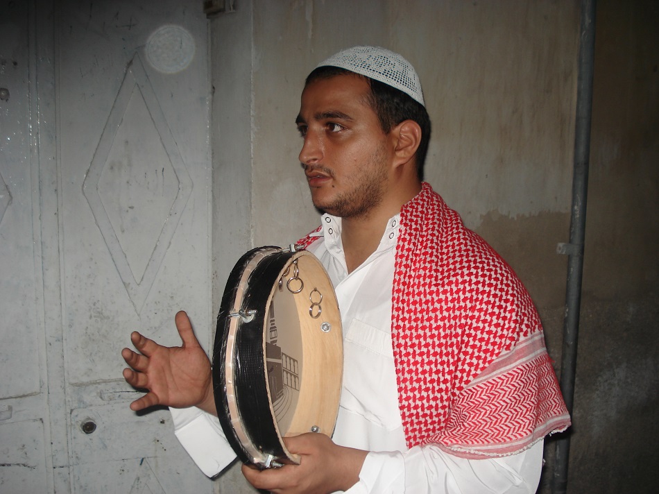 المسحراتي يكسر رتابة الحجر المنزلي في سوريا
