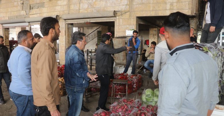 سكان في الرقة: الغلاء لا يغادر أسواقنا رغم انخفاض الدولار
