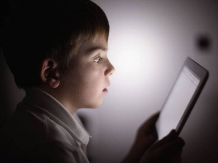 أخصائيون يحذرون من سوء استخدام الأطفال للأجهزة الذكية